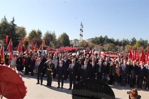 29 Ekim Cumhuriyet Bayramı Kutlamaları Kaymakamımız sayın Dr. Mustafa Altınpınar’ın Atatürk Anıtına Çelenk Sunumu İle Başladı